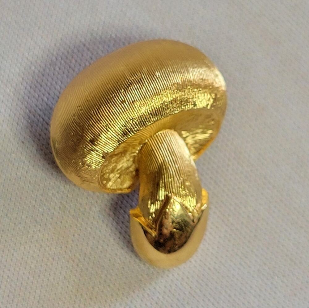 Vintage Trifari Goldtone Mushroom Brooch